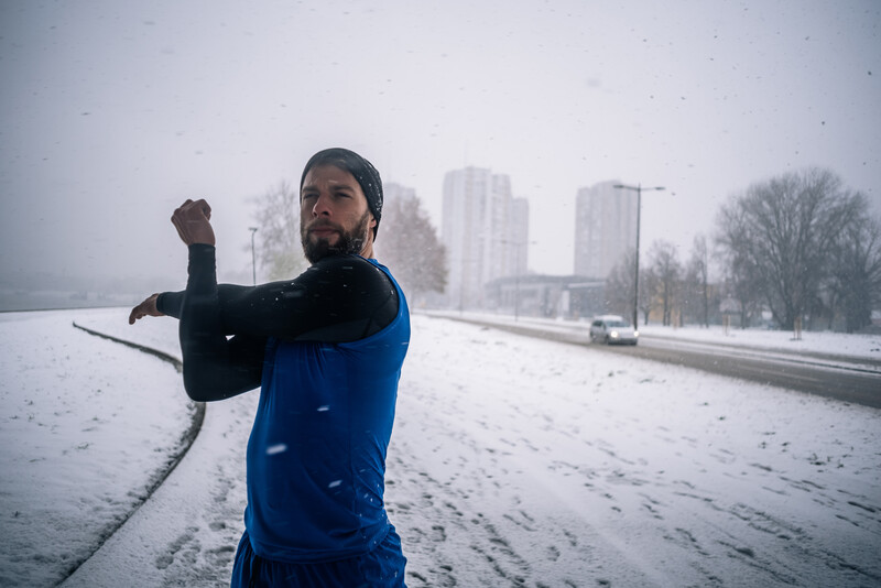 Sportovec se rozcvičuje v zimě
