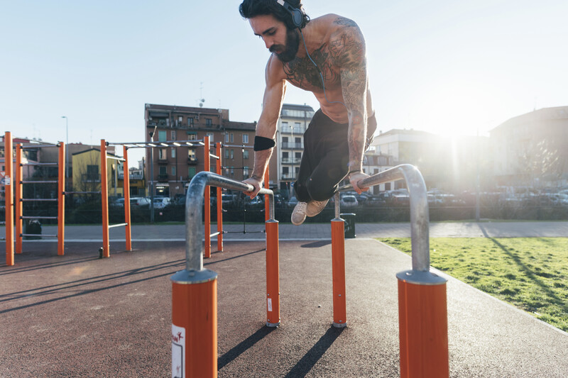 outdoor-workout-muz-na-bradlech