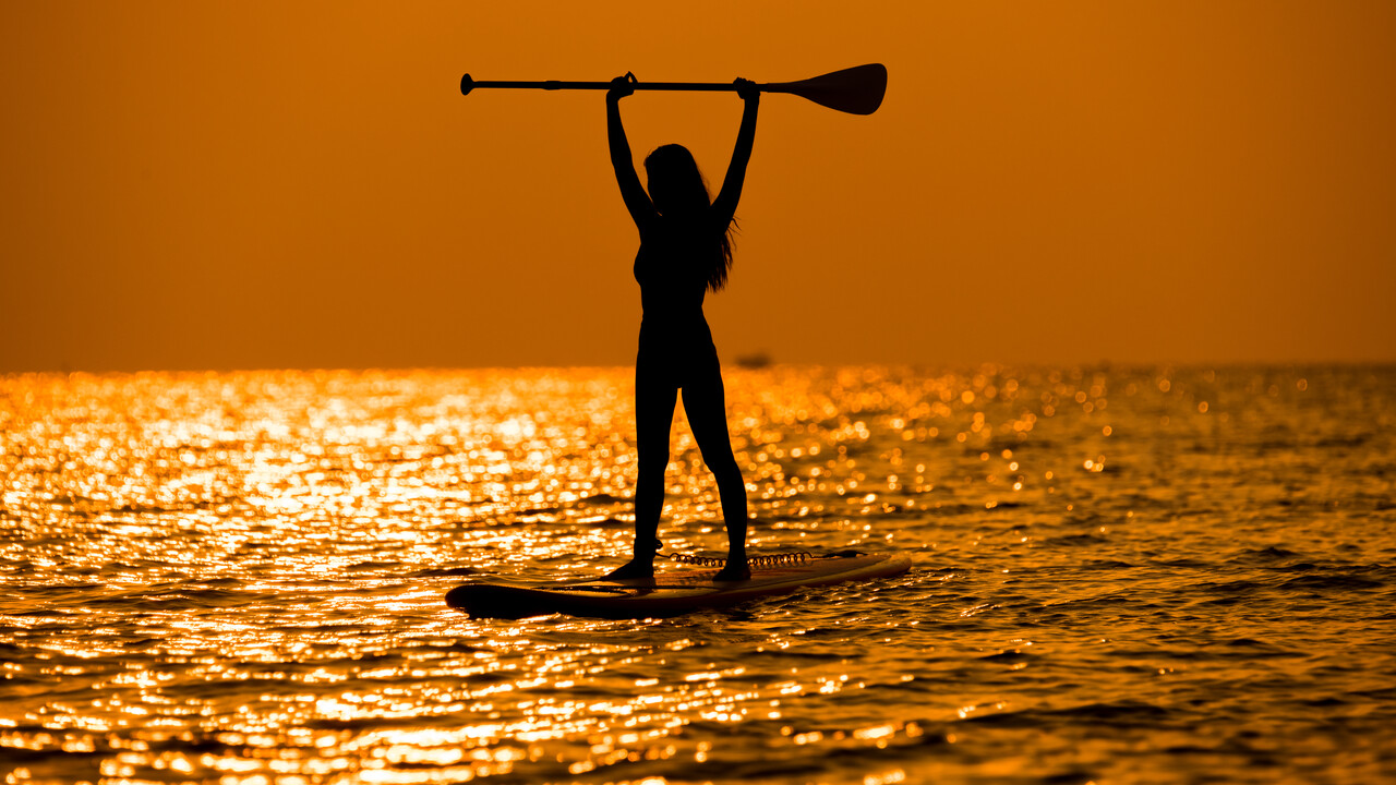 silueta zeny na paddleboardu
