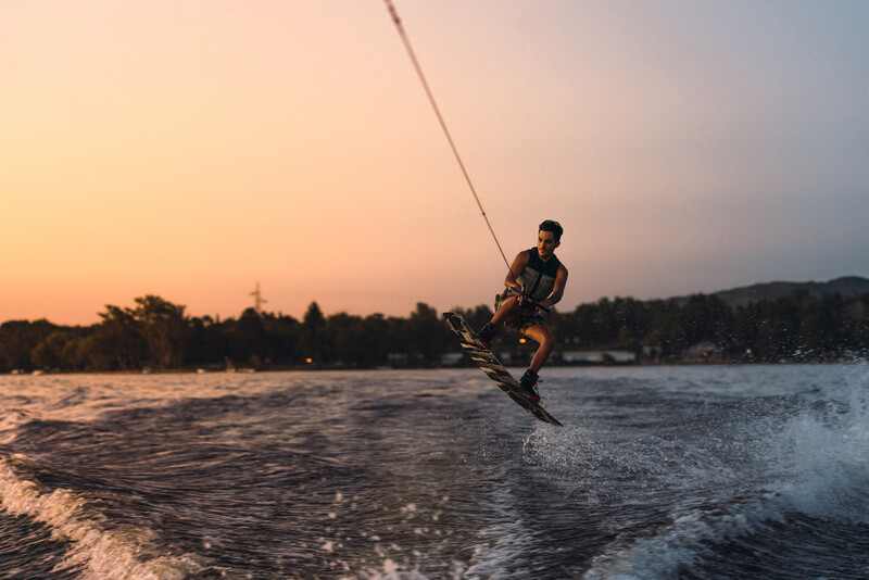 wakeboarding pri zapadu slunce